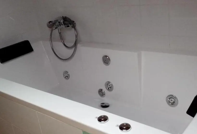 バスタブ付きスタンダードルーム, Habitaciones Y Estudios  Hotel Posada De Cantabria   Terraza Panorámica  Gintonic Bar
