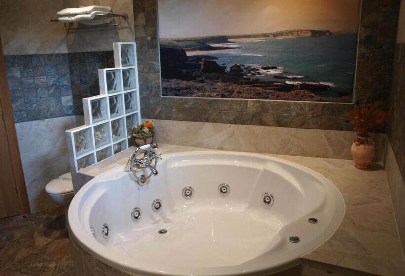 חדר סופריור עם ג'קוזי, Habitaciones Y Estudios  Hotel Posada De Cantabria   Terraza Panorámica  Gintonic Bar