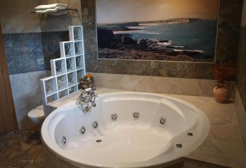 バスタブ付きスーペリアールーム, Habitaciones Y Estudios  Hotel Posada De Cantabria   Terraza Panorámica  Gintonic Bar
