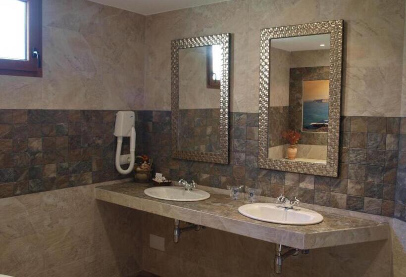 חדר סופריור עם ג'קוזי, Habitaciones Y Estudios  Hotel Posada De Cantabria   Terraza Panorámica  Gintonic Bar