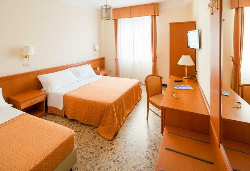 חדר סטנדרט לשלושה, Curtis Centrale