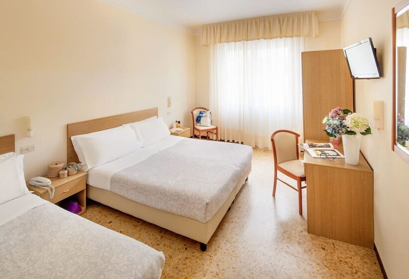 חדר סטנדרט לשלושה, Curtis Centrale