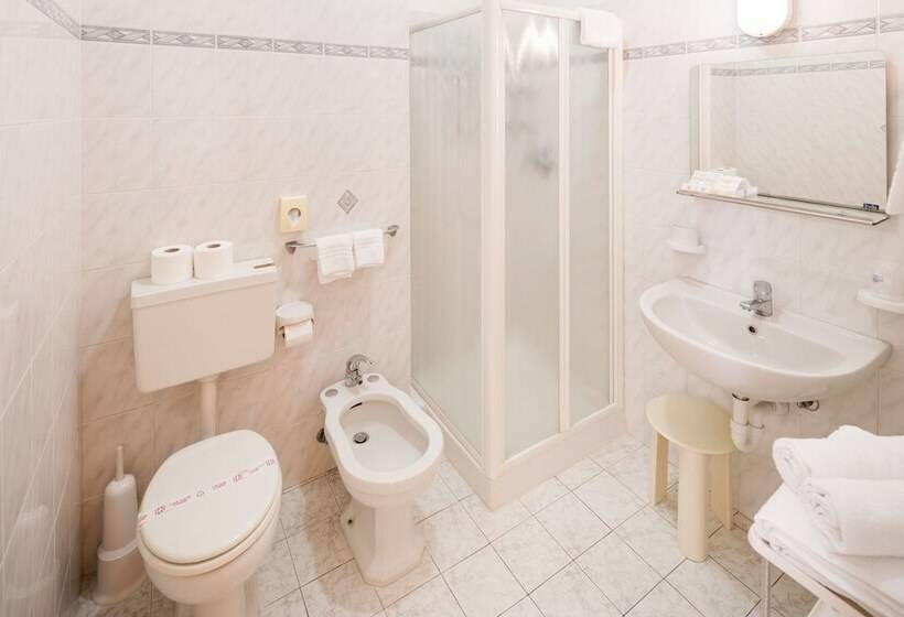 غرفة قياسية ثلاثية, Curtis Centrale