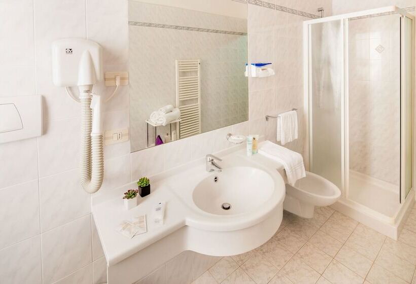 חדר סטנדרט לשלושה, Curtis Centrale