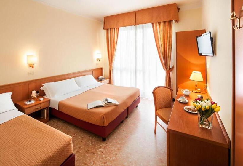 Quarto Triplo Estandar com Sacada, Curtis Centrale