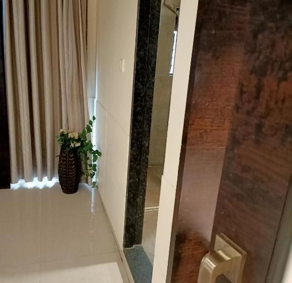 غرفة ديلوكس, Rudra Shelter International