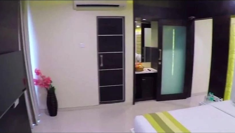 غرفة ديلوكس, Rudra Shelter International