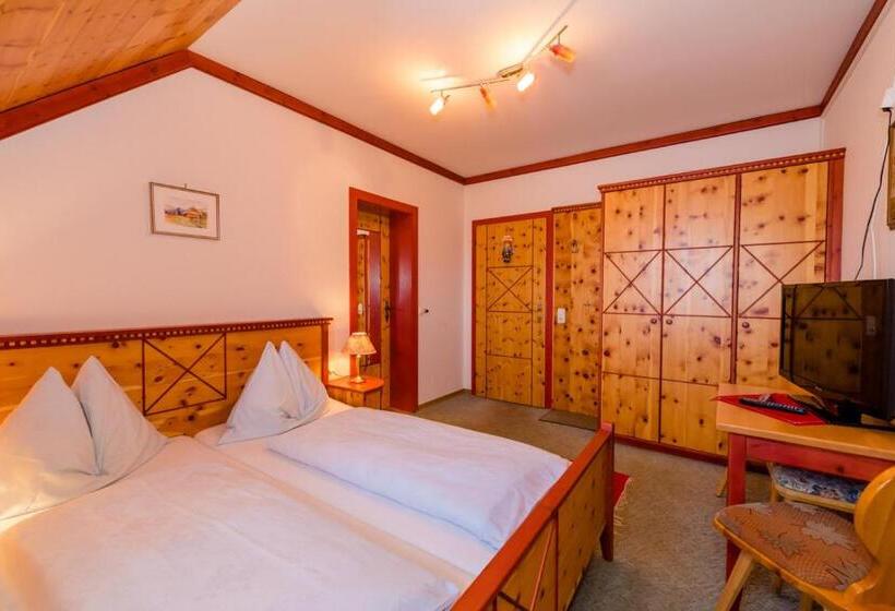 スタンダードルーム, Almidylle Sabathy