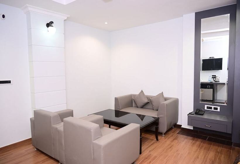 スタンダードルーム, Dolphin International