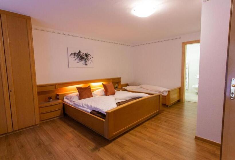 חדר סטנדרט לשלושה עם מרפסת, Almhotel Bergerhof