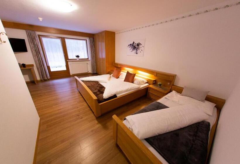 חדר סטנדרט לשלושה עם מרפסת, Almhotel Bergerhof