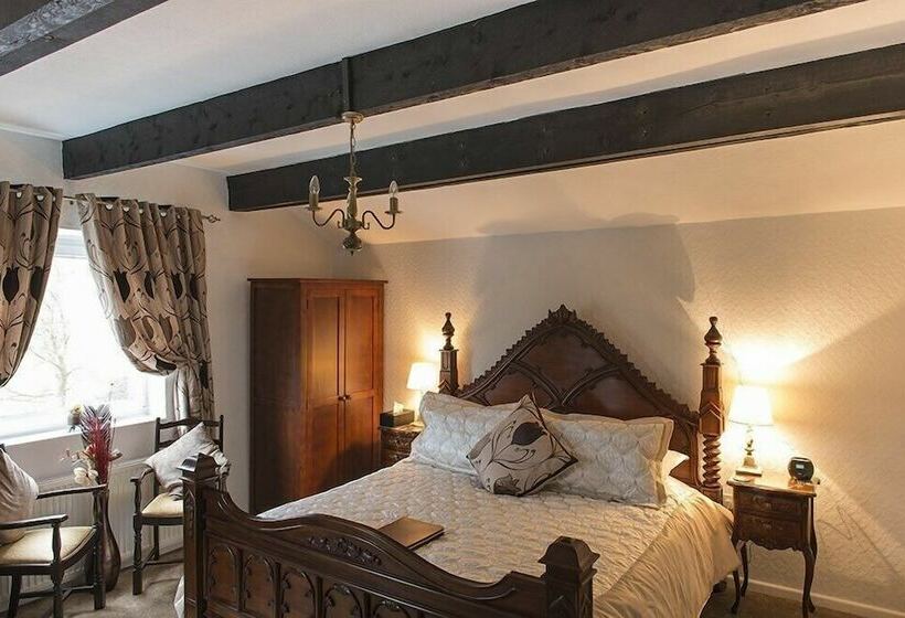 דירת חדר דלוקס, The Courthouse