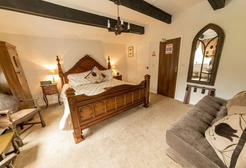 דירת חדר דלוקס, The Courthouse