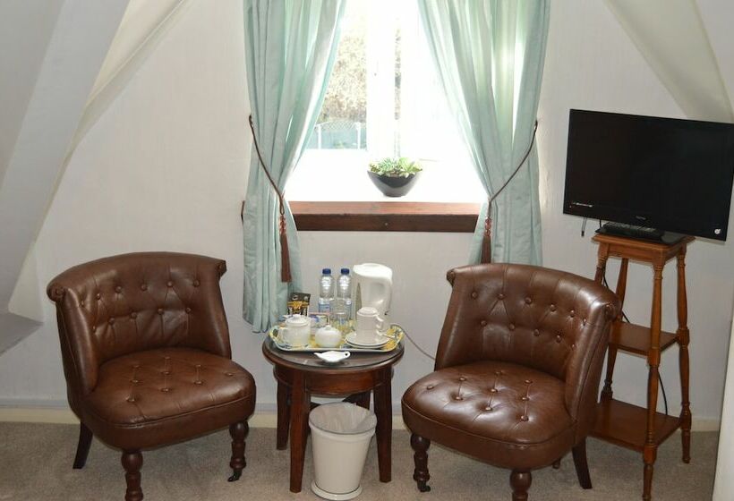 חדר סטנדרט, The Courthouse