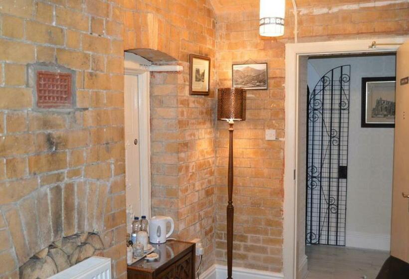 סוויטה, The Courthouse