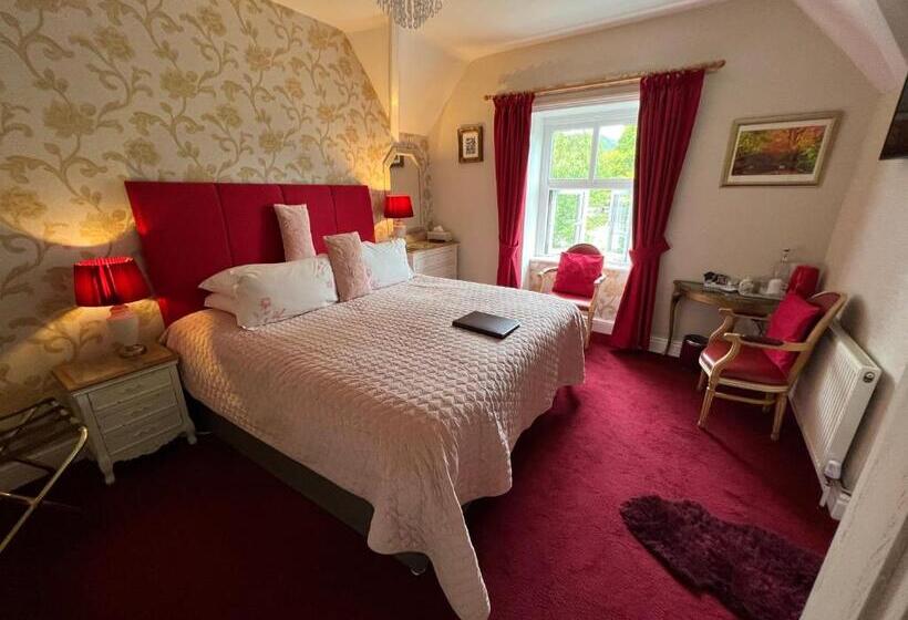 חדר סופריור, The Courthouse