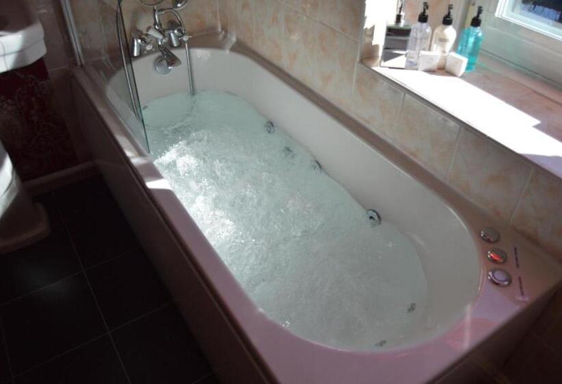 חדר סופריור, The Courthouse