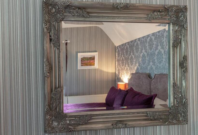 חדר סופריור, The Courthouse