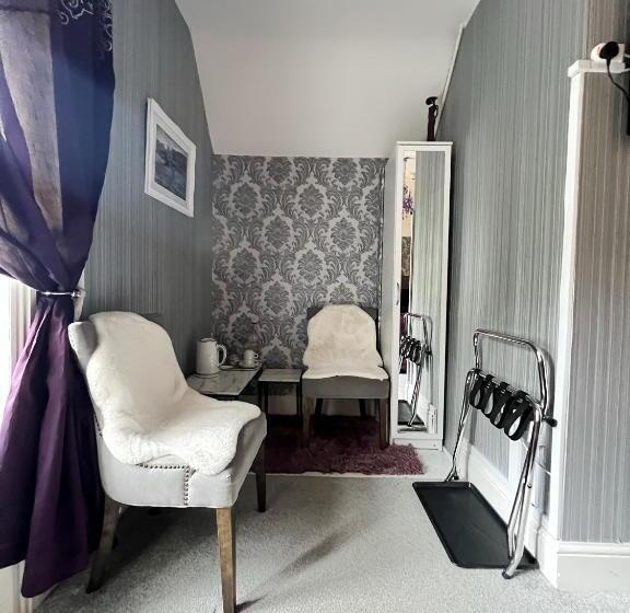 חדר סופריור, The Courthouse