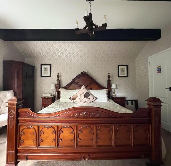 חדר דחוקס עם מיטת קינג, The Courthouse