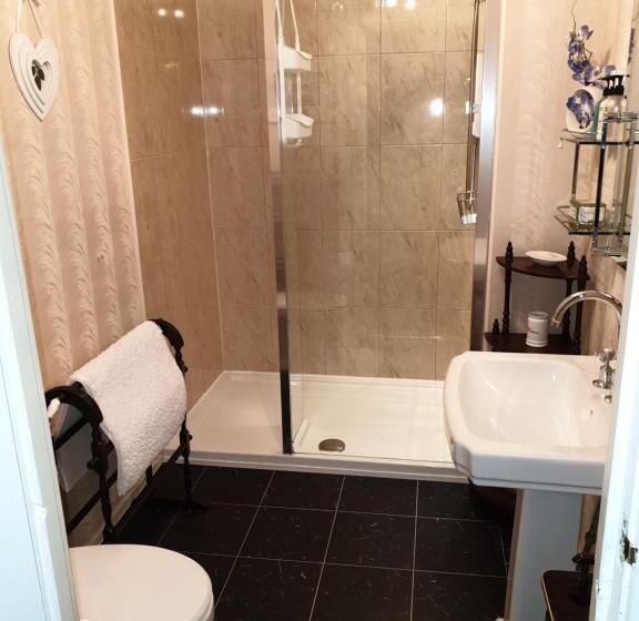 חדר דחוקס עם מיטת קינג, The Courthouse