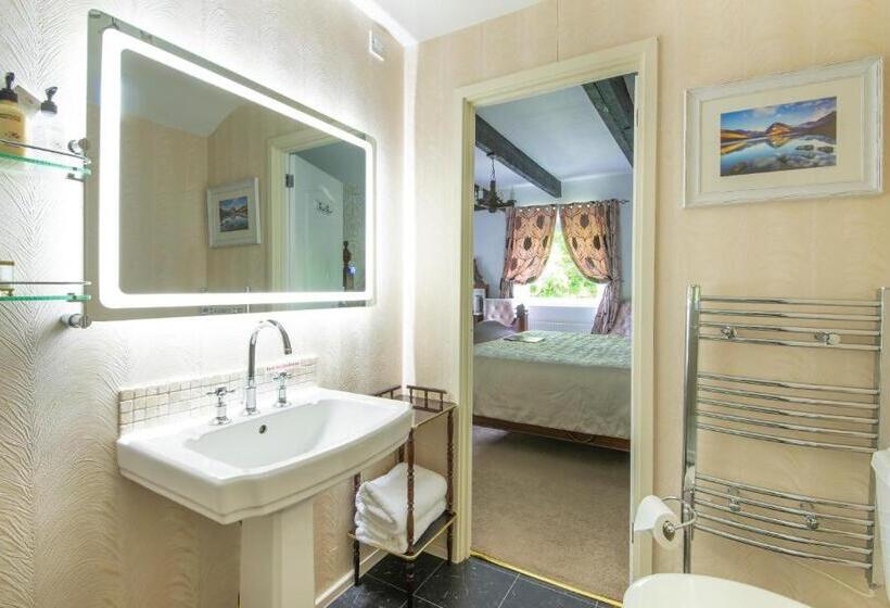 חדר דחוקס עם מיטת קינג, The Courthouse