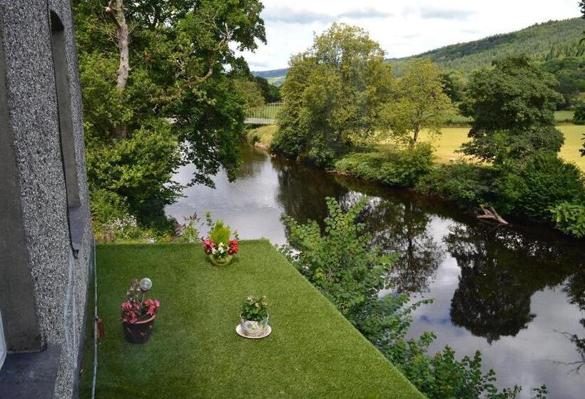 חדר דחוקס עם מיטת קינג, The Courthouse