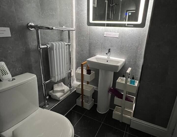 חדר סופריור, The Courthouse