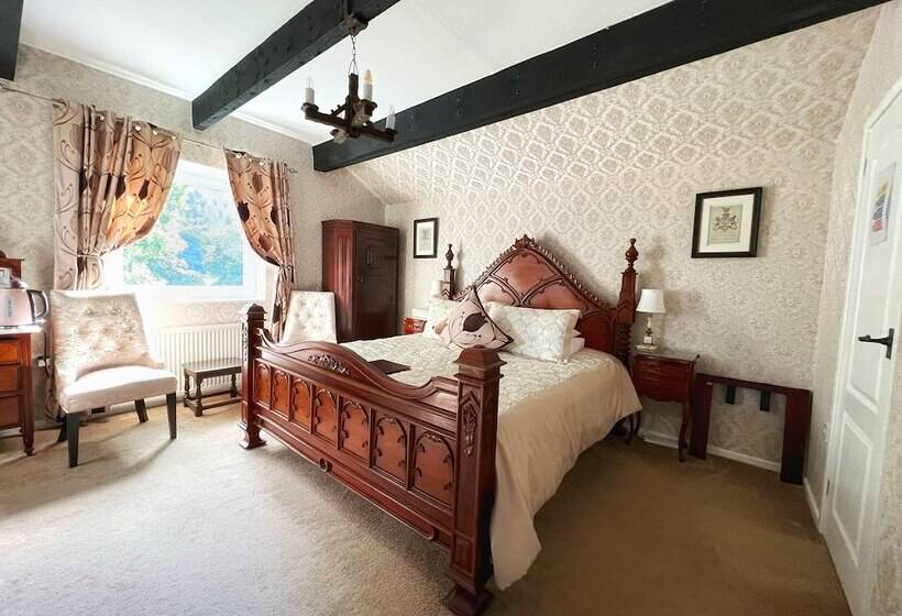 דירת חדר דלוקס, The Courthouse