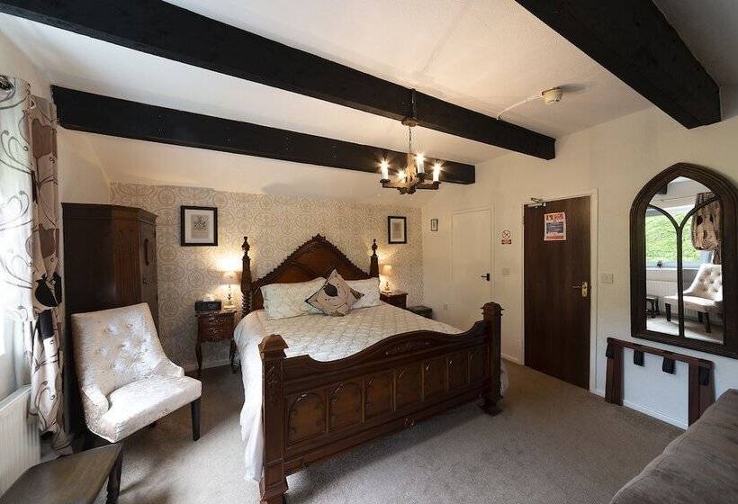 דירת חדר דלוקס, The Courthouse