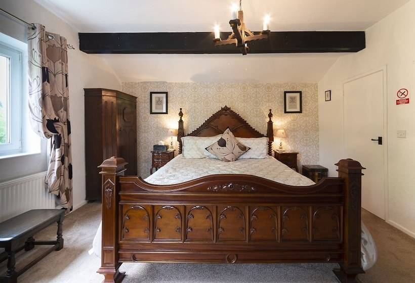 דירת חדר דלוקס, The Courthouse