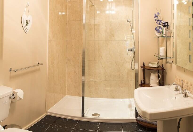 דירת חדר דלוקס, The Courthouse