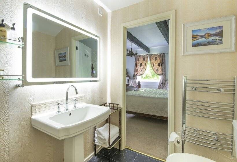 דירת חדר דלוקס, The Courthouse