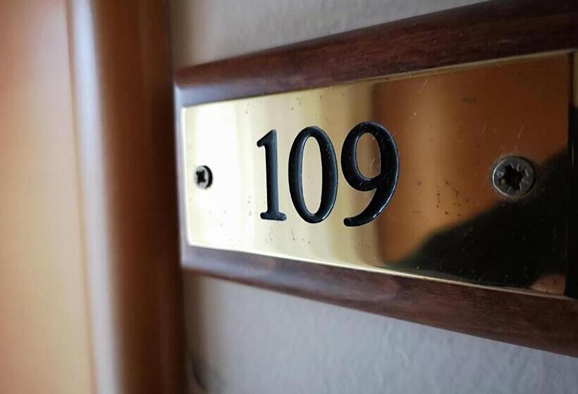 اتاق اساندارد با چشمانداز جانبی به دریا, Athena B&b