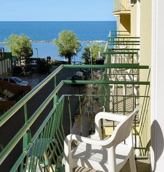 اتاق اساندارد با چشمانداز جانبی به دریا, Athena B&b