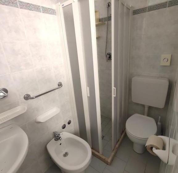 اتاق استاندارد سه نفره, Athena B&b