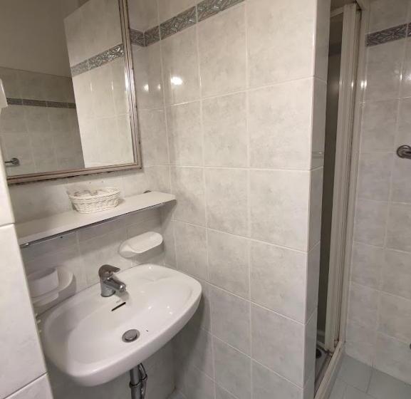 اتاق استاندارد چهار تخته, Athena B&b