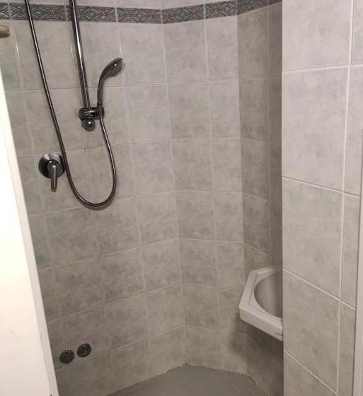 اتاق خانوادگی, Athena B&b