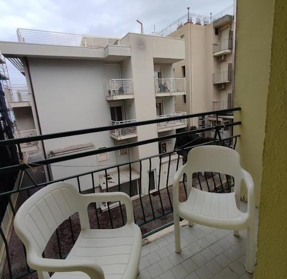 اتاق خانوادگی, Athena B&b