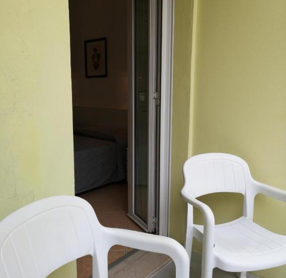 اتاق خانوادگی, Athena B&b