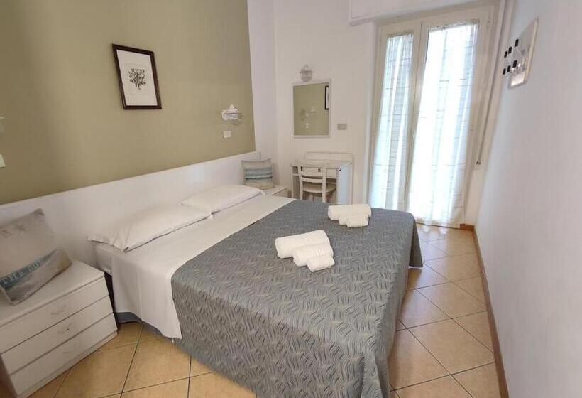 اتاق خانوادگی, Athena B&b