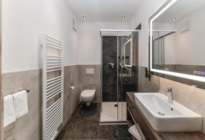 Номер Superior, Brunella