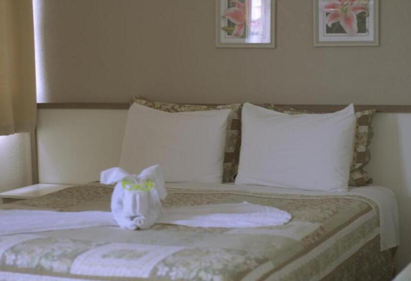 חדר סטנדרט לשלושה, Crigial