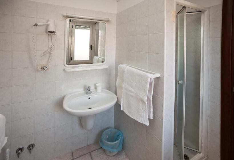 带阳台标准四人间, Garden