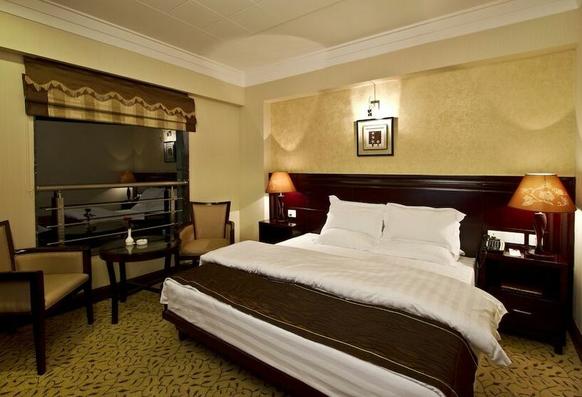 חדר קלאב, Gargee Grand Patna