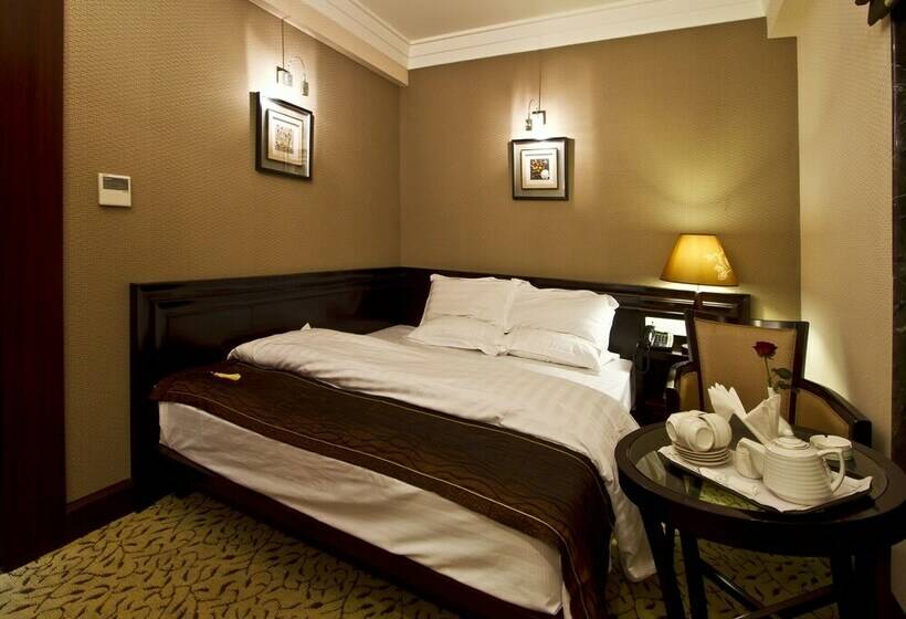 חדר קלאב, Gargee Grand Patna