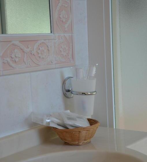 اتاق استاندارد چهار تخته, Rosen Garden