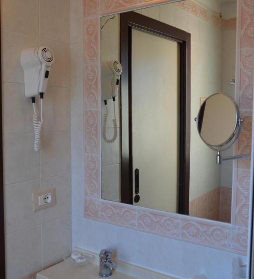 اتاق استاندارد سه نفره, Rosen Garden