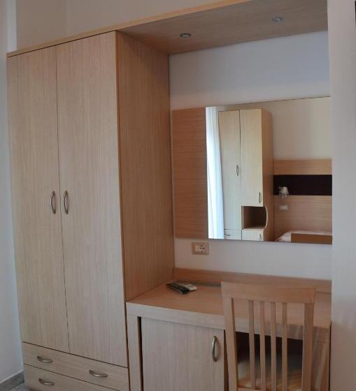 اتاق استاندارد سه نفره, Rosen Garden