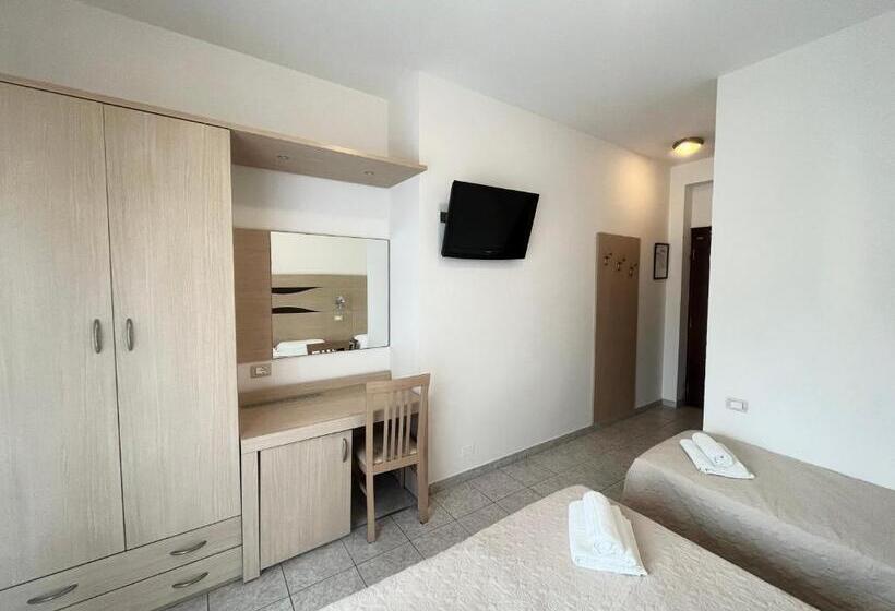 اتاق استاندارد سه نفره, Rosen Garden